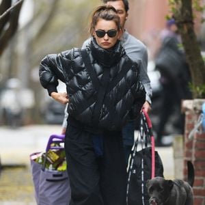 EXCLUSIF - Penélope Cruz est restée discrète dans un ensemble noir alors qu'elle faisait du shopping dans le magasin “What Goes Around Comes Around” à Soho. L'actrice a été aperçue à New York mercredi matin alors que son mari Javier Bardem est très occupé par le tournage du film "Monsters : L'histoire de Lyle et Erik Menendez à Los Angeles. 2025.