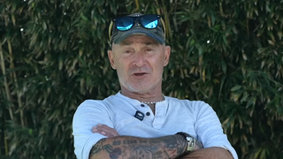 Dans le Var, Vincent Lagaf' fait visiter cet endroit de sa maison dédiée à ses 17 chiens : "On habite chez nos chiens"