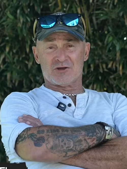 Dans le Var, Vincent Lagaf' fait visiter cet endroit de sa maison dédiée à ses 17 chiens : "On habite chez nos chiens"