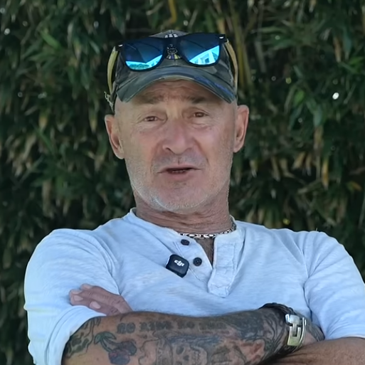 Dans le Var, Vincent Lagaf' fait visiter cet endroit de sa maison dédié à ses 17 chiens : "On habite chez nos chiens"