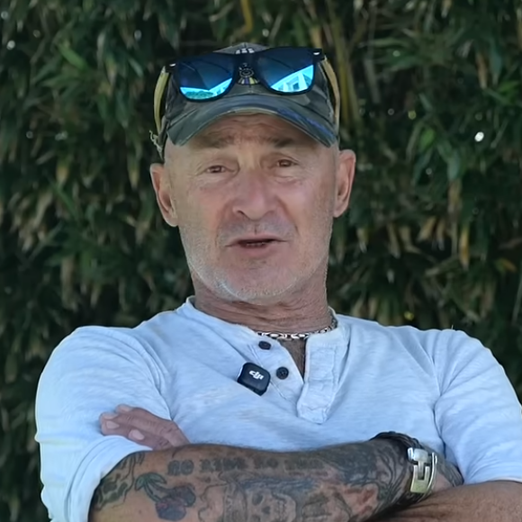 Vincent Lagaf' est passionné par les chiens depuis son enfance.

Vincent Lagaf' ouvre les portes de son cimetière pour chiens, dans sa maison.