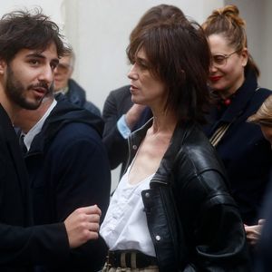 Charlotte Gainsbourg et son fils Ben Attal lors de la cérémonie de dévoilement de la plaque "Maison des Illustres" de la Maison Gainsbourg à Paris © Christophe Clovis/Bestimage