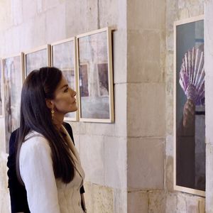 La reine Letizia d'Espagne inaugure une exposition photographique de l'Egyptien Mohamed Mahdy et de l'Espagnole Laura Silleras sur la Cité des Morts au centre culturel de la Fondation Sultan au Caire, le 18 septembre 2025. © Casa de S.M. El Rey via Bestimage