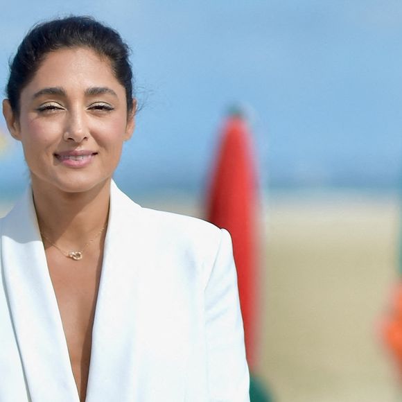 La présidente du jury, Golshifteh Farahani, pose lors d'une séance photo sur la plage dans le cadre du 51e Festival du cinéma américain de Deauville, le 8 septembre 2025 à Deauville, en France. Photo de Franck Castel/ABACAPRESS.COM