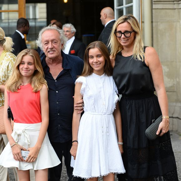 Une escapade au paradis dont la fille de Carla et Nicolas Sarkozy a partagé des instants sur les réseaux sociaux
Didier Barbelivien, sa femme Laure et leurs filles Louise et Lola - Mariage de Claude Lelouch à la mairie du 18ème à Paris. Le 17 juin 2023