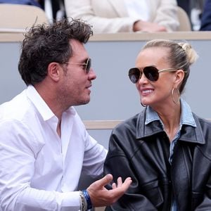 Laeticia Hallyday profite d’un séjour estival à Saint-Palais-sur-Mer aux côtés de son compagnon Frédéric Suant.

Frédéric Suant et sa compagne Laeticia Hallyday dans les tribunes lors des Internationaux de France de Tennis de Roland Garros 2025. Paris. © Jacovides-Moreau/Bestimage