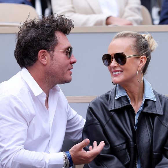 Laeticia Hallyday profite d’un séjour estival à Saint-Palais-sur-Mer aux côtés de son compagnon Frédéric Suant.

Frédéric Suant et sa compagne Laeticia Hallyday dans les tribunes lors des Internationaux de France de Tennis de Roland Garros 2025. Paris. © Jacovides-Moreau/Bestimage