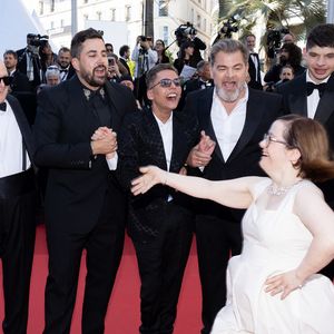 Alice Belaidi, Artus, Clovis Cornillac, Marc Riso et l'équipe du film "Un p'tit truc en plus" - Montée des marches du film « Le comte de Monte-Cristo » lors du 77ème Festival International du Film de Cannes, au Palais des Festivals à Cannes. Le 22 mai 2024
© Jacovides-Moreau / Bestimage