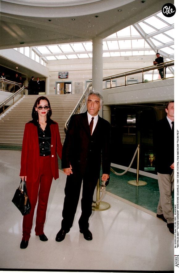 Rencontrés en 1994, les deux artistes ont vécu une passion intense durant cinq ans avant de se séparer à la fin des années 90.

Mathilda May et Gérard Darmon - Ouverture de Deauville en 1997
GARCIA-COLIN / BESTIMAGE