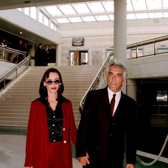 Rencontrés en 1994, les deux artistes ont vécu une passion intense durant cinq ans avant de se séparer à la fin des années 90.

Mathilda May et Gérard Darmon - Ouverture de Deauville en 1997
GARCIA-COLIN / BESTIMAGE