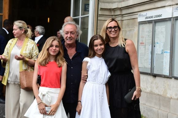 Didier Barbelivien, sa femme Laure et leurs filles Louise et Lola - Mariage de Claude Lelouch à la mairie du 18ème à Paris. Le 17 juin 2023