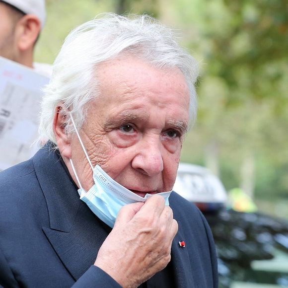 Michel Sardou arrive dans les studios de l'émission de télévision "C à vous" à Paris, France, le 30 août 2021. Panoramic/Bestimage
