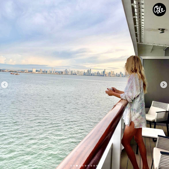 Ponant est une prestigieuse compagnie de croisières française, réputée pour sa flotte de navires et de voiliers à taille humaine. 

Sarah Poniatowski en vacances au Panama