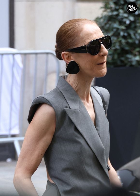 Céline Dion sort de l'hôtel Royal Monceau à Paris le 3 octobre 2026 © Denis Guignebourg / Bestimage