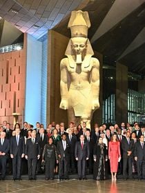 Rania de Jordanie, Felipe VI, Philippe de Belgique et d’autres grands noms réunis au pied des pyramides égyptiennes pour un grand événement