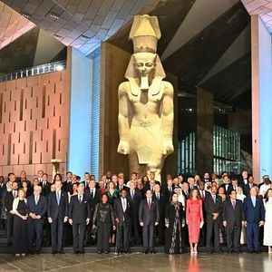 De nombreuses personnalités royales étaient présentes pour l'inauguration du Grand Musée d'Egypte.

Le président égyptien Abdel Fattah Al-Sisi et la Première dame Entissar Al-Sisi assistent à la cérémonie d'inauguration du Grand Musée égyptien au Caire, en présence de délégations d'environ 80 pays, de représentants d'organisations internationales et régionales et de grandes entreprises mondiales. © Zuma Press/PsnewZ/Bestimage
