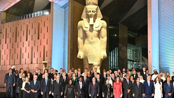 Rania de Jordanie, Felipe VI, Philippe de Belgique et d’autres grands noms réunis au pied des pyramides égyptiennes pour un grand événement