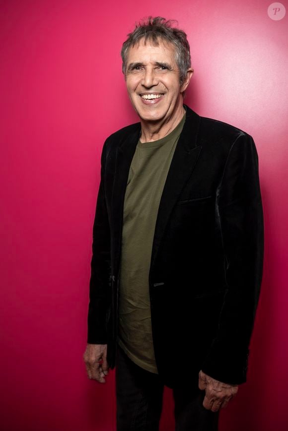 Exclusif - Julien Clerc en backstage de l'enregistrement de l'émission "Serge Lama, le dernier rappel" présentée par F. Bollaert, diffusée le vendredi 21 novembre 2025 sur France 3 à 21h10, au théâtre Marigny à Paris, France, le 29 avril 2025. © Clovis-Moreau/Bestimage
