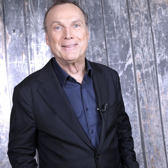 Exclusif - Portrait de Julien Lepers lors de l'enregistrement de l'émission "Chez Jordan de Luxe" à Paris. Le 8 octobre 2024
© Cédric Perrin / Bestimage