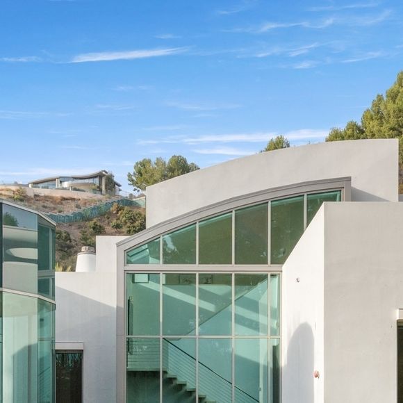 Exclusif - La nouvelle villa de Kanye West à Beverly Hills. Kanye a finalisé l'achat hors marché pour 35 millions de dollars. La propriété de style méditerranéen comprend environ 1900 m2 d'espace habitable, des jardins privés et des vues panoramiques sur la ville. Los Angeles, le 15 décembre 2024.