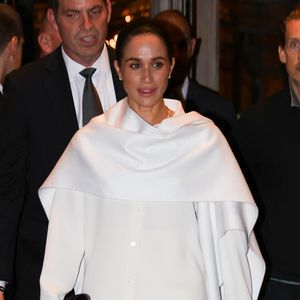 Paris, FRANCE  Meghan Markle (duchesse de Sussex) a été aperçue quittant son hôtel pour se rendre au défilé Balenciaga pendant la Fashion Week de Paris, vêtue d'une élégante cape blanche oversize sur une chemise blanche boutonnée. Backgrid USA / Bestimage