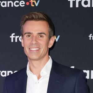 éEt je pense même que dans la loge, entre les titres du journal et 20h30, au moment de l'interview, il n'avait pas bu que de l'eau…”, a-t-il ajouté.
Jean-Baptiste Marteau au photocall de la conférence de presse du Téléthon 2025 (5-6 décembre 2025) à Paris, France, le 6 novembre 2025. © Coadic Guirec/Bestimage
