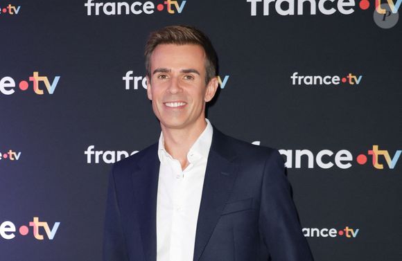 éEt je pense même que dans la loge, entre les titres du journal et 20h30, au moment de l'interview, il n'avait pas bu que de l'eau…”, a-t-il ajouté.

Jean-Baptiste Marteau au photocall de la conférence de presse du Téléthon 2025 (5-6 décembre 2025) à Paris, France, le 6 novembre 2025. © Coadic Guirec/Bestimage