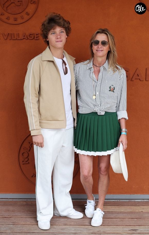 Le jeune homme, 19 ans, a eu son bac avec mention l'an dernier.
Sarah Poniatowski (Lavoine) et son fils Roman - Les célébrités au village lors des Internationaux de France de Tennis de Roland Garros le 1er juin 2025. © Dominique Jacovides / Bestimage