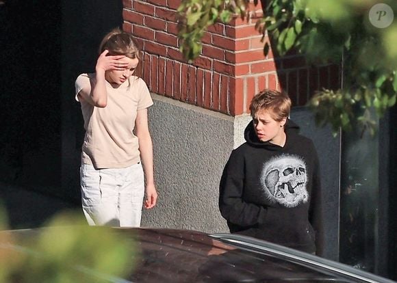 Exclusif - Angelina Jolie, sans maquillage, emmène ses enfants au cinéma pour voir le film "Bad Boys: Ride or Die" à Pasadena, le 14 juin 2024.