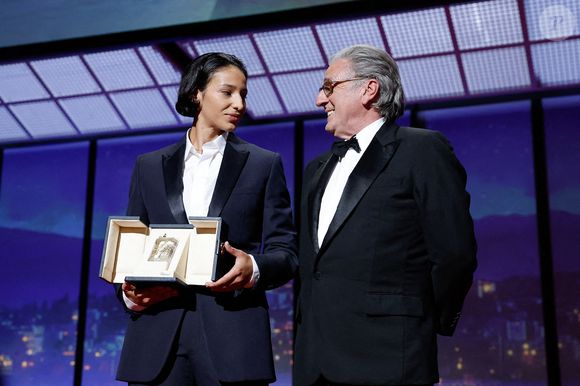 Nadia Melliti (prix d’interprétation féminine pour “La petite dernière”), Daniel Auteuil lors de la cérémonie de clôture de la 78ème édition du festival international du film de Cannes le 24 mai 2025.

© Moreau / Jacovides / Bestimage