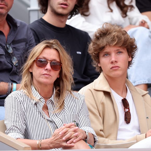 Sarah Poniatowski (Lavoine) avec son fils Roman dans les tribunes lors des Internationaux de France de Tennis de Roland Garros 2025. Paris, le 1er Juin 2025. © Dominique Jacovides/Bestimage