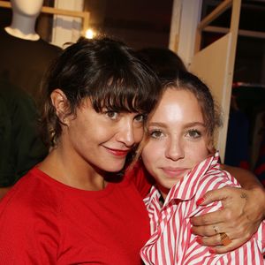 Elle a une fille unique, Nina.

Emma de Caunes et sa fille Nina Blanc-Francard (fille de Sinclair) - Soirée "Tricolore Party" pour célébrer le 65ème anniversaire du Thermolactyl de Damart à la Maison Molière à Paris le 13 septembre 2018. © Denis Guignebourg/Bestimage
