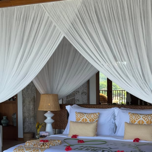 Les époux ont choisi l'Indonésie pour vivre ce moment et plus précisément l'île Sumba, très éloignée de l'agitation touristique de Bali, dans la province des petites îles de la Sonde.

Dylan Deschamps et sa femme en lune de miel en Indonésie