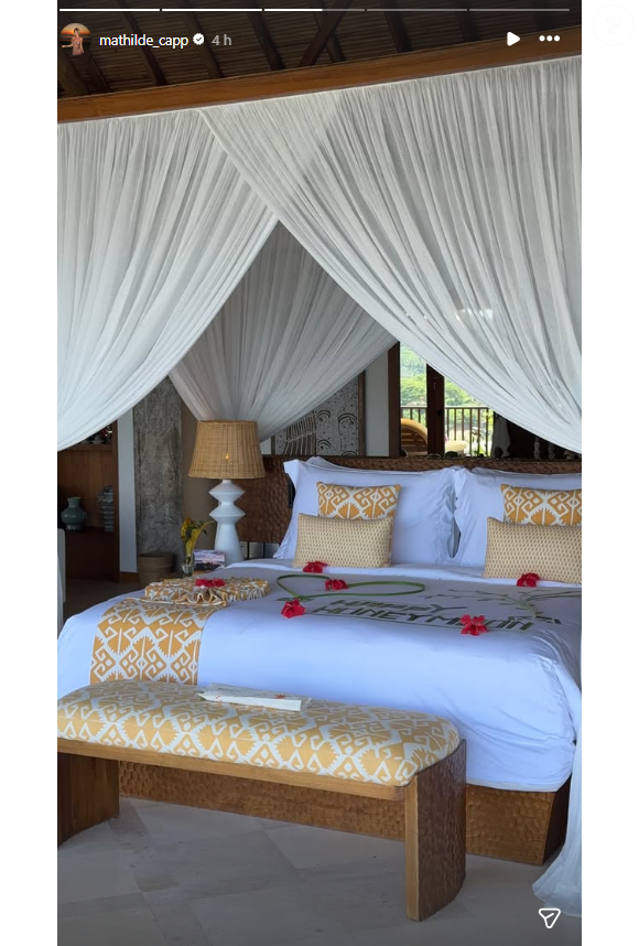 Les époux ont choisi l'Indonésie pour vivre ce moment et plus précisément l'île Sumba, très éloignée de l'agitation touristique de Bali, dans la province des petites îles de la Sonde.

Dylan Deschamps et sa femme en lune de miel en Indonésie