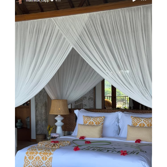 Les époux ont choisi l'Indonésie pour vivre ce moment et plus précisément l'île Sumba, très éloignée de l'agitation touristique de Bali, dans la province des petites îles de la Sonde.

Dylan Deschamps et sa femme en lune de miel en Indonésie