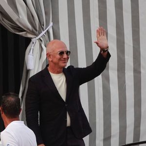 Venise, ITALIE - Jeff Bezos et sa fiancée Lauren Sánchez ont été aperçus arrivant en bateau pour un élégant dîner précédant leur mariage, en compagnie de Diane von Fürstenberg et Barry Diller, dans le somptueux Palazzo Brandolini. Le couple a fait une entrée remarquée, tout en style, à la veille des festivités. Le 26 juin 2025. Backgrid UK/ Bestimage

Sur la photo : Jeff Bezos, Lauren Sánchez