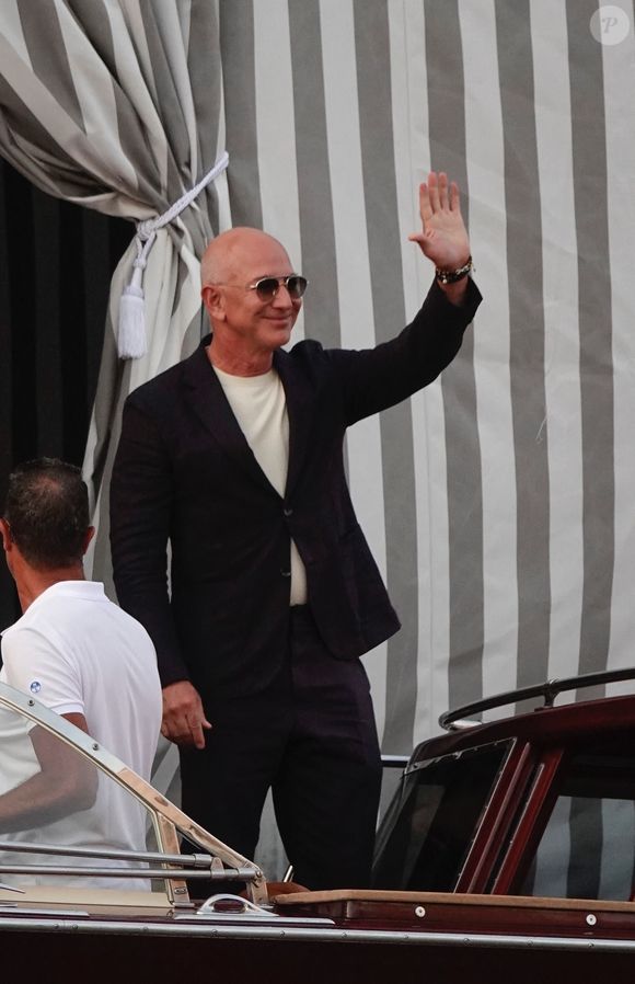 Venise, ITALIE - Jeff Bezos et sa fiancée Lauren Sánchez ont été aperçus arrivant en bateau pour un élégant dîner précédant leur mariage, en compagnie de Diane von Fürstenberg et Barry Diller, dans le somptueux Palazzo Brandolini. Le couple a fait une entrée remarquée, tout en style, à la veille des festivités. Le 26 juin 2025. Backgrid UK/ Bestimage

Sur la photo : Jeff Bezos, Lauren Sánchez