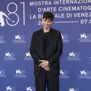 S'il admet qu'il est bon acteur, David Hallyday a quelques réticences : "Il faut voir. J’ai du mal à m’imaginer ce que ça peut être, mais au cinéma, on peut faire des miracles."
Raphael Quenard au photocall du film "L'Attachement" lors du 81ème festival international du film de Venise, la Mostra le 3 septembre 2024.