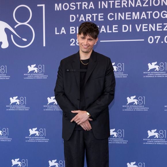 S'il admet qu'il est bon acteur, David Hallyday a quelques réticences : "Il faut voir. J’ai du mal à m’imaginer ce que ça peut être, mais au cinéma, on peut faire des miracles."
Raphael Quenard au photocall du film "L'Attachement" lors du 81ème festival international du film de Venise, la Mostra le 3 septembre 2024.