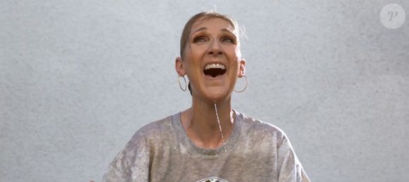 Le clip officiel de "Dansons" devrait être révélé ce vendredi après-midi, et on devrait y voir des couples danser dans les rues de Paris.

Céline Dion apparaît dans une vidéo en amont d’une rencontre de football américain entre Pittsburgh Steelers et les Dallas Cowboys, le 6 octobre 2024.

Photo : NBC / Bestimage