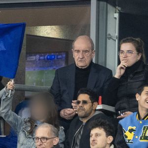 Pierre Lescure, Jamel Debbouze, Mélissa Theuriau et leurs deux enfants Leon Debbouze et Lila Debbouze - Célébrités dans les tribunes du quart de finale de la Ligue des Nations de l'UEFA 2025 "France - Croatie (2-0 / tab 5-4)" au Stade de France à Saint-Denis le 23 mars 2025. © Cyril Moreau/Bestimage