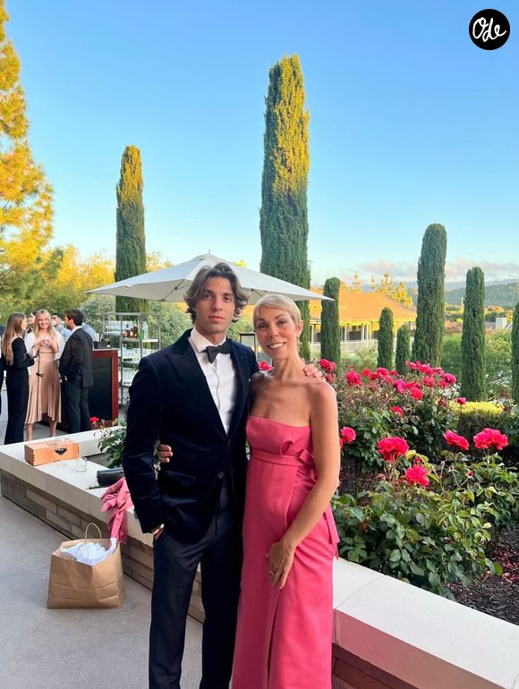 Carlo revient sur les valeurs transmises par sa mère et la remercie d’avoir été un modèle pour lui. 

18/08/2026 - Carlo Agostinelli a publié des clichés de sa mère Mathilde Favier sur Instagram.