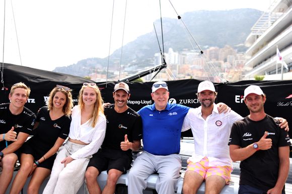 Cette compétition, qui se déroule tous les deux ans près de la magnifique île de Wight au Royaume-Uni

Exclusif - Le prince Albert II de Monaco, Boris Herrmann et Pierre Casiraghi sur Malizia - 10ème édition du "Energy Boat Challenge" au Yacht Club de Monaco le 5 juillet 2023 © Claudia Albuquerque/Bestimage