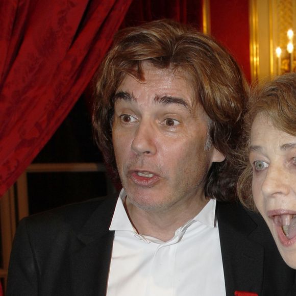 Jean-Michel Jarre décoré en compagnie de Charlotte Rampling au palais de l'Elysée, le 14 mars 2012.
Bestimage
