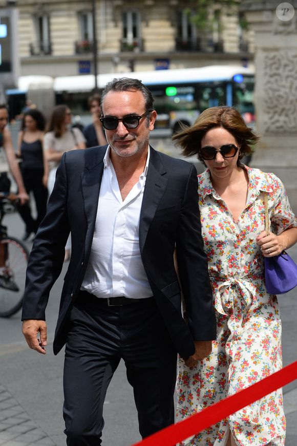 Sur Instagram, la femme de Jean Dujardin et mère de Jeanne et Alice a dévoilé quelques photographies du plateau de l'émission où on la découvre rayonnante aux côtés des autres animateurs. 

Jean Dujardin et sa femme Nathalie Pechalat - Mariage de Claude Lelouch à la mairie du 18ème à Paris. Le 17 juin 2023. Agence / Bestimage