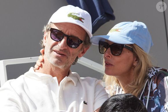 Karin Viard et son mari Manuel Herrero - Célébrités dans les tribunes des Internationaux de France de tennis de Roland Garros 2024 à Paris le 26 mai 2024. © Moreau-Jacovides/Bestimage