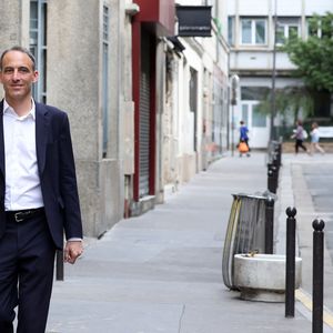 Raphael Glucksmann, député européen et co-président du mouvement Place Publique, arrive au bureau de vote pour voter lors du premier tour des élections législatives, le 30 juin 2024. Paris, France, le 30 juin 2024. © Stéphane Lemouton / Bestimage