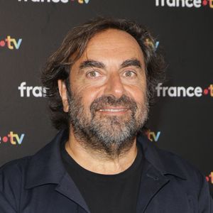 André Manoukian au photocall de la conférence de presse de rentrée de France Télévisions à Paris, France, le 4 septembre 2024. © Coadic Guirec/Bestimage