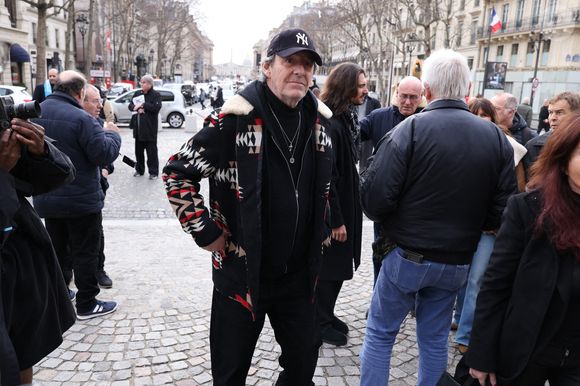 Jean-Luc Reichmann arrivant à la cérémonie funéraire de Rolland Courbis à l'église de la Madeleine à Paris, France, le 14 janvier 2026. Rolland Courbis, ancien footballeur français, entraîneur et commentateur médiatique au franc-parler, est décédé à l'âge de 72 ans. Photo par Jerome Domine/ABACAPRESS.COM