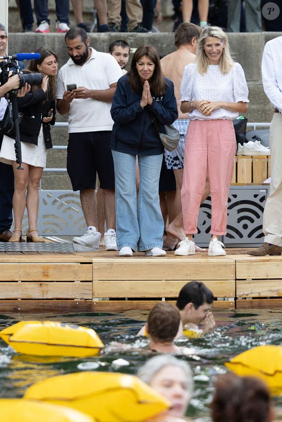 La Maire de Paris, Anne Hidalgo, visite les sites de baignades sur la Seine. Photo par Raphael Lafargue/ABACAPRESS.COM
